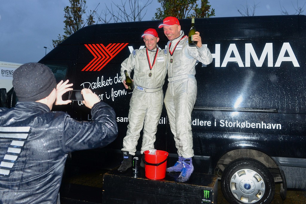 Martin Jørgensen og Steen Andersen fejrede finalesejren i Yokohamamesterskabet med champagne og højt humør
(Foto: Morten Dam)